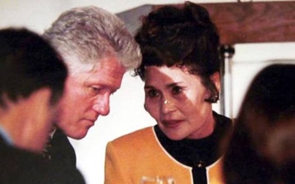 Janite Lee Talking to Bill Clinton
